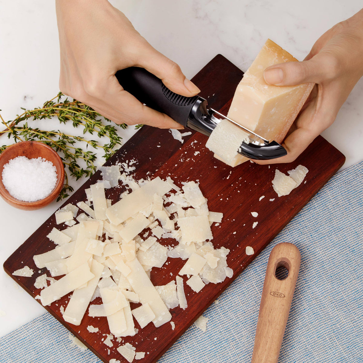 Swivel peeler