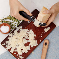 Swivel peeler